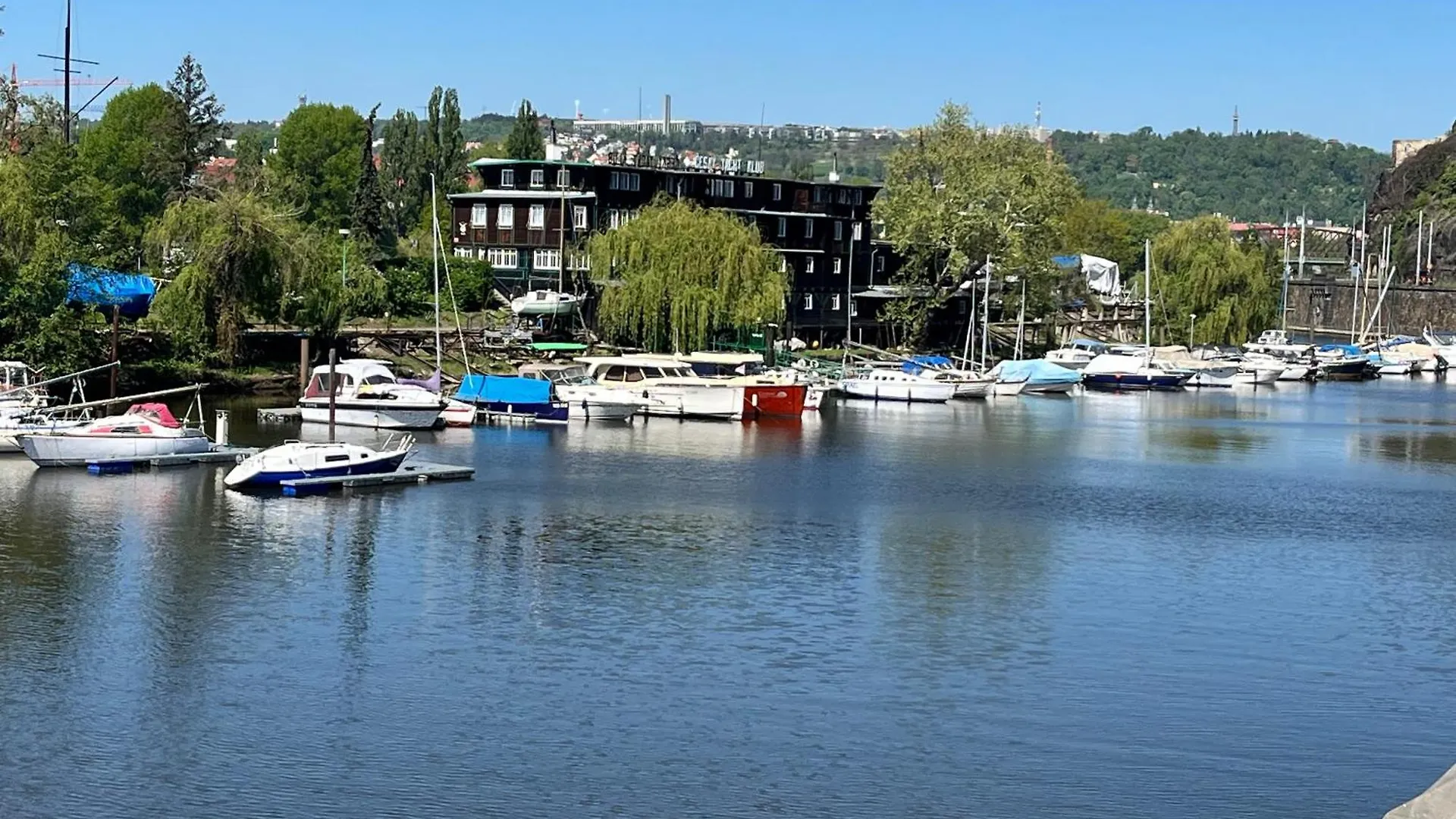 Home By The River براغ